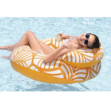 Frau entspannt auf einem aufblasbaren Pool-Sessel im Wasser