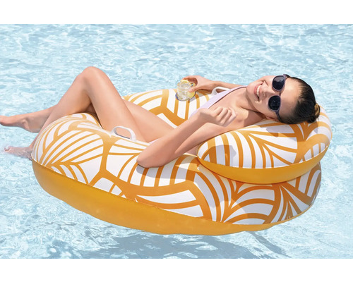 Frau entspannt auf einem aufblasbaren Pool-Sessel im Wasser