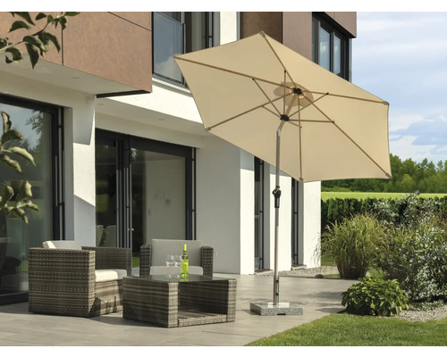 Rechteckiger Sonnenschirm mit Gartenmöbeln auf einer Terrasse vor einem Wohnhaus.