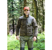 Mann in Fleecejacke und Hose im Wald.