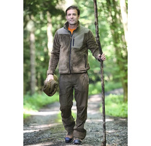 Mann in Jagdbekleidung mit Fleecejacke und Hose im Wald