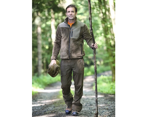 Mann in Jagdbekleidung mit Fleecejacke und Hose im Wald