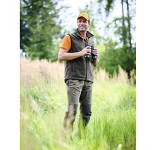 Mann mit Fernglas, Weste und Hose im Freien