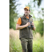 Mann mit Fernglas, Fleeceweste und Hose im Outdoorbereich