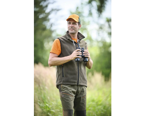 Mann mit Fernglas, Fleeceweste und Hose im Outdoorbereich