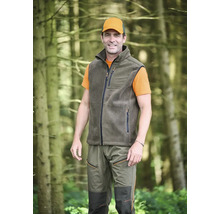 Mann in Fleeceweste, Hose und Kappe im Wald