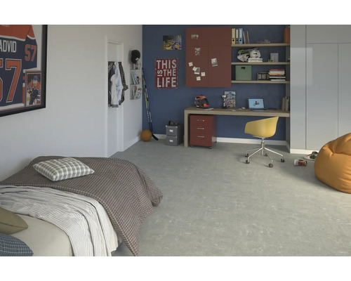 Jugendzimmer mit Bett, Schreibtisch, Regal und Dekoration im sportlichen Stil