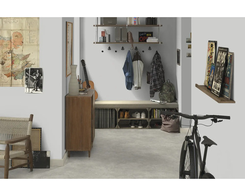 Eingangsbereich mit Garderobe, Sitzbank, Regalen, Kommode, Fahrrad und dekorativen Elementen wie Bildern und einer Gitarre