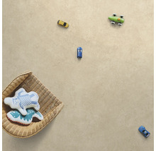 Bodenfläche mit Spielzeugautos und einem Korb mit Plüschtieren