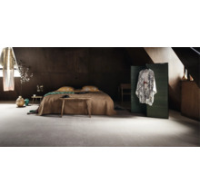 Schlafzimmer mit Bett und Teppichboden.