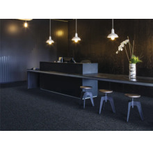 Büro mit Schreibtisch, Barhockern, Deckenleuchten und Teppich