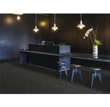 Empfangsbereich mit Teppichboden, Schreibtisch und Barhockern unter Hängelampen