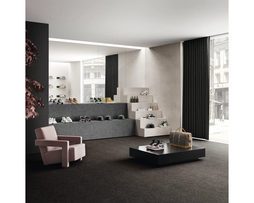 Innenraum mit Teppichboden, Sessel und Ausstellungsfläche für Schuhe und Accessoires