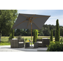 Gartenmöbelset mit Sonnenschirm auf einer Terrasse