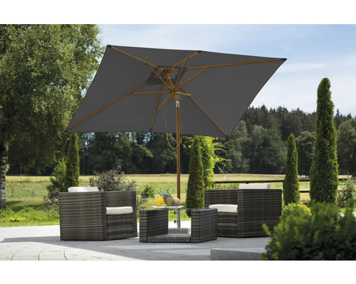 Gartenmöbelset mit Sonnenschirm auf einer Terrasse