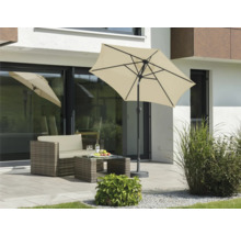 Terrasse mit Sonnenschirm, Rattansessel und Tisch