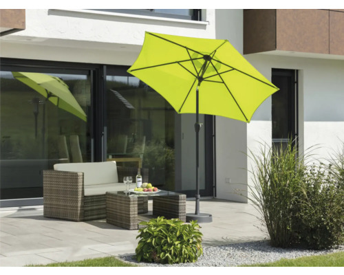 Szene mit einem Sonnenschirm, einer Loungegruppe und Gartendekoration auf einer Terrasse