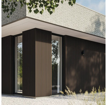 Außenansicht eines Hauses mit Holzfassade und weißen Ziegeln