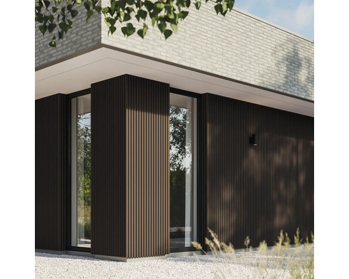 Außenansicht eines Hauses mit Holzfassade und weißen Ziegeln