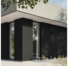 Außenansicht eines modernen Hauses mit Fassade aus Holzlatten und Ziegelsteinen