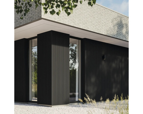 Außenansicht eines modernen Hauses mit Fassade aus Holzlatten und Ziegelsteinen