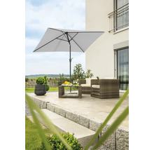 Terrasse mit Sonnenschirm, Rattansesseln und Tisch für den Aussenbereich.