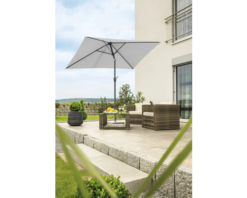 Terrasse mit Sonnenschirm, Rattansesseln und Tisch für den Aussenbereich.