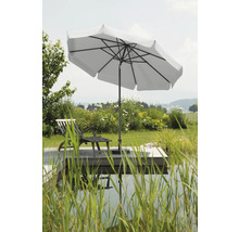 Gartenszene mit Sonnenschirm und Liegestuhl am Teich