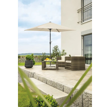 Terrasse mit Sonnenschirm, Rattansitzgruppe und Steinstufen