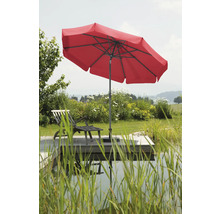 Roter Sonnenschirm neben einem Liegestuhl auf einer Holzterrasse am See