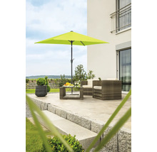 Terrasse mit Sitzgruppe und Sonnenschirm auf einer Terrasse vor einem Haus