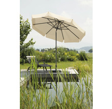 Gartenszene mit Sonnenschirm, Liegestuhl und Teich