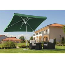 Quadratischer Gartenschirm mit Gartengarnitur auf Rasenfläche