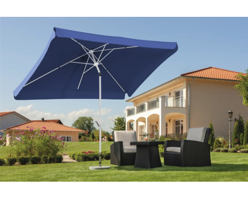 Quadratischer Sonnenschirm mit Gartengarnitur auf einer Rasenfläche