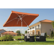 Quadratischer Gartenschirm mit Gartenmöbeln auf Rasen vor Haus