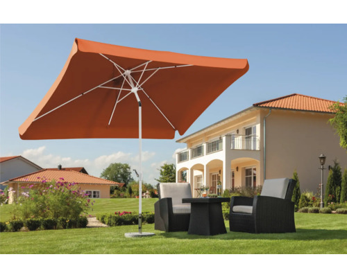 Quadratischer Gartenschirm mit Gartenmöbeln auf Rasen vor Haus