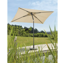 Quadratischer Sonnenschirm auf einer Terrasse mit Gartenblick