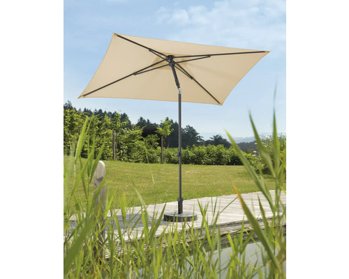 Quadratischer Sonnenschirm auf einer Terrasse mit Gartenblick