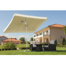 Quadratischer Sonnenschirm über einer Sitzgruppe im Garten.