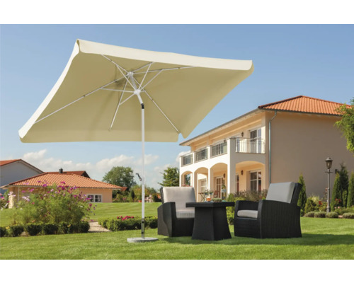 Quadratischer Sonnenschirm über einer Sitzgruppe im Garten.