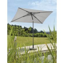 Quadratischer Sonnenschirm auf einer Terrasse in einem Garten