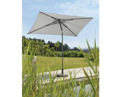 Quadratischer Sonnenschirm auf einer Terrasse in einem Garten