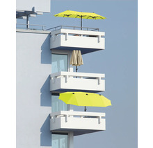 Mehrere Balkone mit Sonnenschirmen