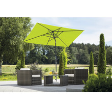 Gartenszene mit Sitzgruppe, bestehend aus Sesseln, Tisch und einem rechteckigen Sonnenschirm.