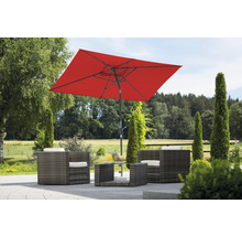 Gartensitzgruppe mit Sonnenschirm auf einer Terrasse