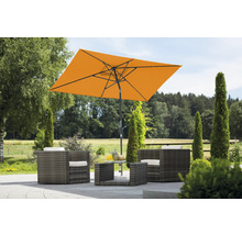 Gartenszene mit Sonnenschirm, Lounge-Möbeln und Beistelltisch