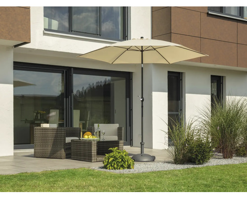 Gartenszene mit Sonnenschirm, Sitzgruppe und Hausfassade