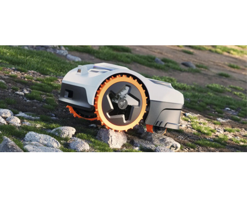 Rasenmähroboter auf unebenem Gelände mit Steinen