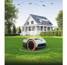 Rasenmähroboter auf Rasen vor Haus mit Satellitenverbindung