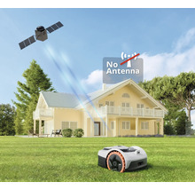 Rasenmähroboter ohne Antenne auf Rasen vor einem Haus, Satellit im Himmel